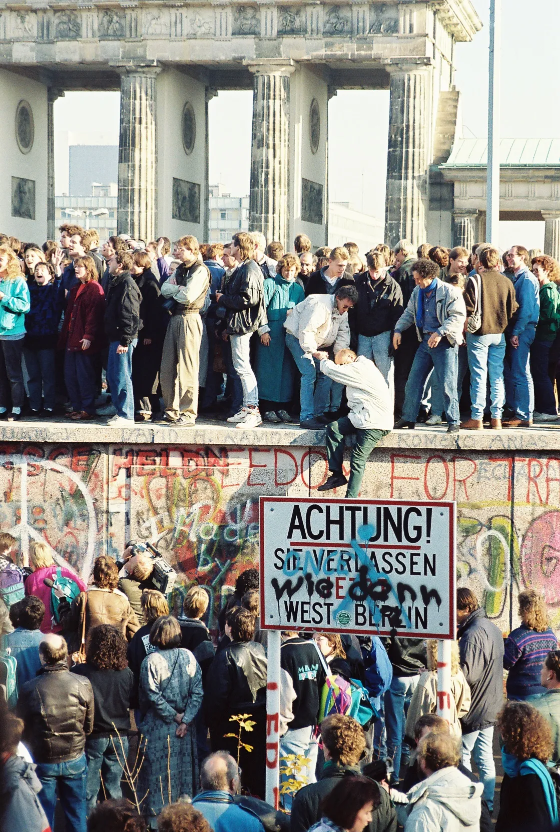 La folla sul Muro di Berlino presso la Porta di Brandeburgo nel novembre 1989