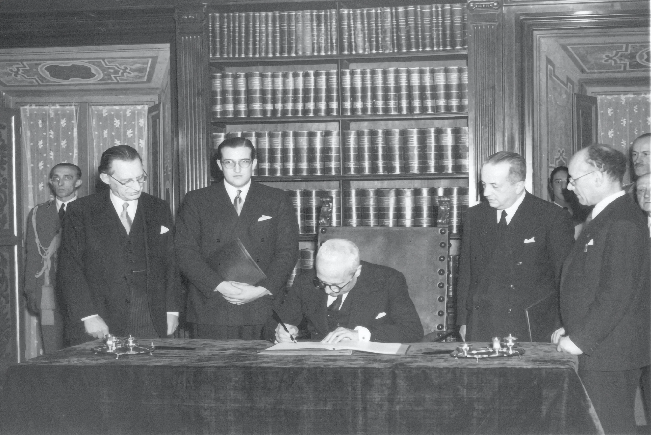 Enrico De Nicola firma la Costituzione italiana il 27 dicembre 1947